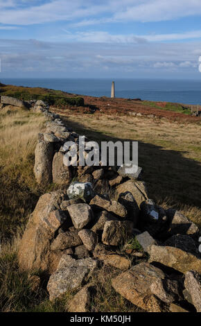 Blick nach unten in Richtung der Levante Zinnmine und Strahl Motor in der Nähe von St Ives in Cornwall, UK Foto aufgenommen von Simon dack Stockfoto