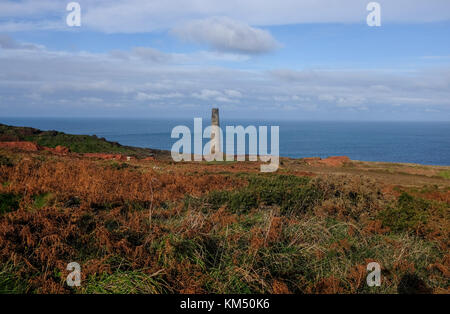 Blick hinunter zur Levant Tin Mine und Beam Engine in der Nähe von St Ives in Cornwall, Großbritannien, Foto von Simon Dack Stockfoto