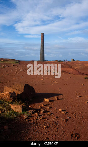 Blick hinunter zur Levant Tin Mine und Beam Engine in der Nähe von St Ives in Cornwall, Großbritannien, Foto von Simon Dack Stockfoto