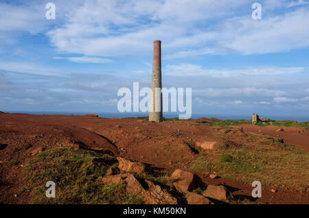 Blick nach unten in Richtung der Levante Zinnmine und Strahl Motor in der Nähe von St Ives in Cornwall, UK Foto aufgenommen von Simon dack Stockfoto