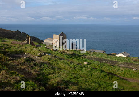 Blick nach unten in Richtung der Levante Zinnmine und Strahl Motor in der Nähe von St Ives in Cornwall, UK Foto aufgenommen von Simon dack Stockfoto