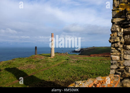 Blick hinunter zur Levant Tin Mine und Beam Engine in der Nähe von St Ives in Cornwall, Großbritannien, Foto von Simon Dack Stockfoto