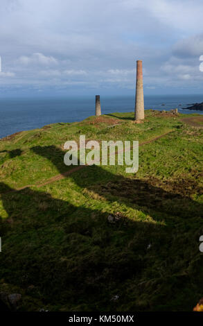 Blick hinunter zur Levant Tin Mine und Beam Engine in der Nähe von St Ives in Cornwall, Großbritannien, Foto von Simon Dack Stockfoto