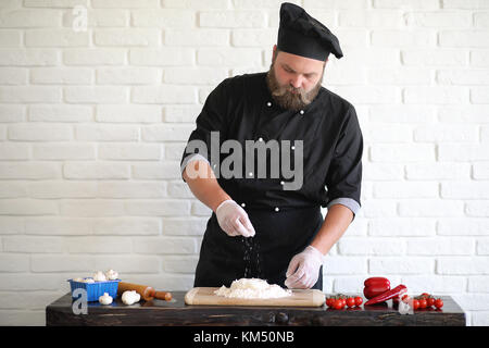 Bärtigen Koch Küchenchef bereitet Mahlzeiten Stockfoto