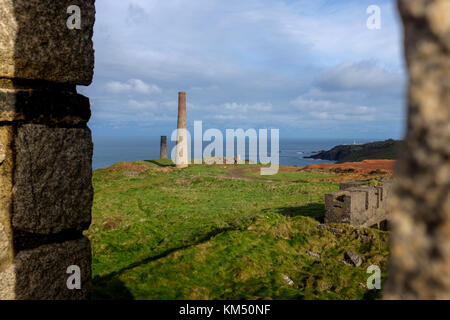 Blick hinunter zur Levant Tin Mine und Beam Engine in der Nähe von St Ives in Cornwall, Großbritannien, Foto von Simon Dack Stockfoto