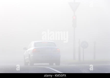 křižovatka se semafory V mlze, Barrandov, Praha, Česká republika / Kreuzung in starkem Nebel, Prag, Tschechische republik Stockfoto