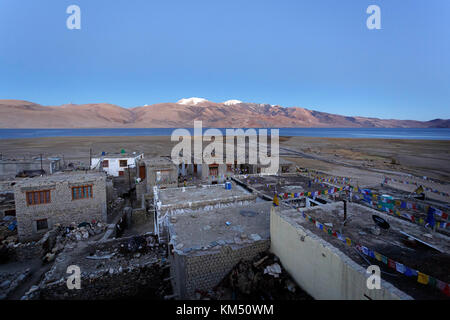 Blick über das Dorf, das von der Tso Moriri Karzok, Ladakh, Jammu und Kaschmir, Indien. Stockfoto