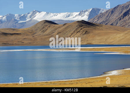 Schöne Himalaya See Tso Moriri auf dem umstrittenen Gebiet zwischen Indien und China, Ladakh, Jammu und Kaschmir, Indien. Stockfoto