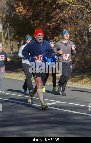 Läufer in Prospect Park an der beliebte jährliche Thanksgiving Morgen' Türkei Trab 5 Meile laufen in Brooklyn, New York. Stockfoto