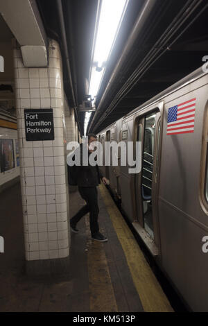 F Zug Zug in den Bahnhof Plattform am Fort Hamilton Parkway Stop im Windsor Terrace Nachbarschaft von Brooklyn, NY. Stockfoto