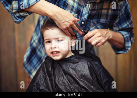 Ein kleiner Junge ist in der Friseur getrimmt Stockfoto