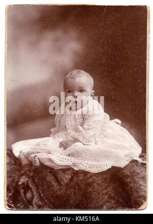 Vintage sepiafarbene Fotografie, auf der Rückseite eingeschrieben: 'Baby Beryl, age 6 months': Beryl Edith Alice Johnson, 1910 Stockfoto