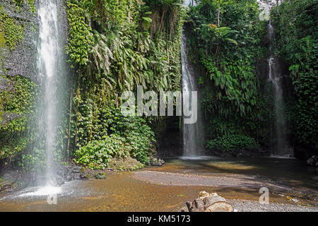 Benang kelambu Wasserfälle im tropischen Regenwald in der Nähe des Dorfes aik Berik,batukliang, zentrale Lombok, Indonesien Stockfoto