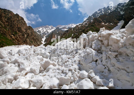 Schnee nach einer Lawine in chimgan Berge, uzbekustan Stockfoto