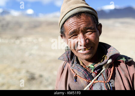 Ein Mann aus changpa Nomaden auf dem Weg seine Herde von Ziegen in die Berge zu nehmen, Tso Moriri, Ladakh, Jammu und Kaschmir, Indien. Stockfoto