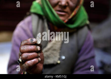 Ein changpa Nomad lady zeigt Edelstein fand sie, Tso Moriri, Ladakh, Jammu und Kaschmir, Indien. Stockfoto