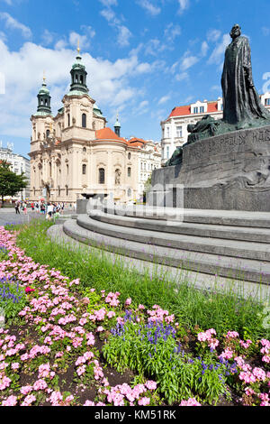 chrám sv. Mikuláše, pomník Jana Husa, Staroměstské náměstí (UNESCO), Praha, Česká republika / St. Nikolaus Kirche, Jan Hus Denkmal, Altstädter Ring ( Stockfoto
