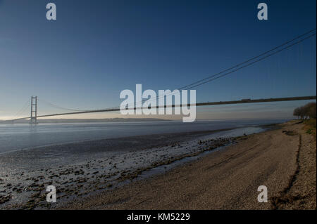 Die Humber Bridge in der Nähe von Hull ist eine einzelne span Hängebrücke über der Humber-mündung anschließen East Yorkshire und North Lincolnshire Stockfoto