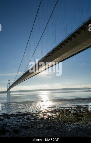 Die Humber Bridge in der Nähe von Hull ist eine einzelne span Hängebrücke über der Humber-mündung anschließen East Yorkshire und North Lincolnshire Stockfoto