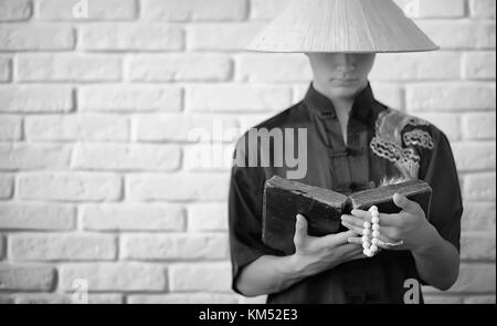 Asiatische Anfänger auf einer weißen Wand Stockfoto