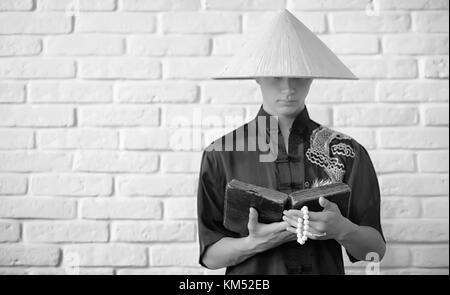 Asiatische Anfänger auf einer weißen Wand Stockfoto