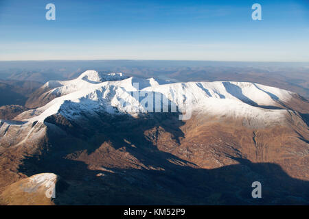 Ein Luftbild der Nevis Range im Winter deutlich die Gipfel der Aonach Mor Aonach Beag, Carn Mor Dearg und Ben Nevis, Großbritanniens höchstem Gipfel Stockfoto