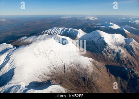 Ein Luftbild der Nevis Range im Winter deutlich die Gipfel der Aonach Mor Aonach Beag, Carn Mor Dearg und Ben Nevis, Großbritanniens höchstem Gipfel Stockfoto