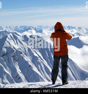 Skifahrer macht Foto auf verschneiten Berg in Nizza Sonne Tag. Kaukasus Berge im Winter, Georgien, Region Gudauri. Stockfoto