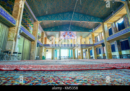 Yazd, Iran - 17. Oktober 2017: riesige Gebetsraum mit zahlreichen Fenstern des hazayer Moschee, am 17. Oktober in Yazd Stockfoto