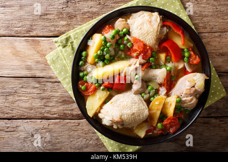 Hähnchenfleisch geschmort mit Gemüse und Gewürze close-up in einer Schüssel auf den Tisch. horizontal oben Ansicht von oben Stockfoto