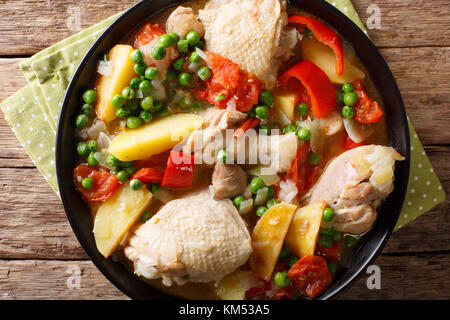 Filipino afritada: Scheiben vom Huhn mit Gemüse close-up in einer Schüssel auf den Tisch. horizontal oben Ansicht von oben Stockfoto