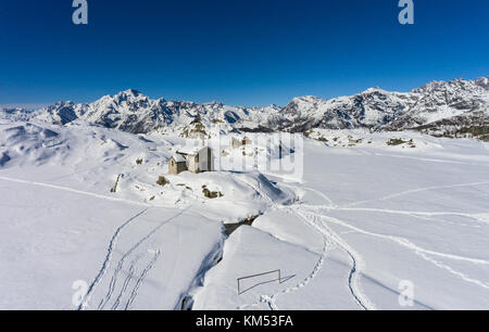 Kleine Kirche in Berg isoliert - Alpe Prabello in Valmalenco Stockfoto