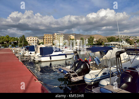 Kleiner Hafen im Küstenort Glyfada, Vorort von Athen, am Saronischen Golf (Golf von Aegina), Griechenland Stockfoto