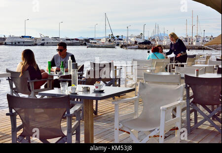 Restaurant mit Blick auf Meer und Hafen im Athener Vorort Glyfada, Saronischer Golf, Griechenland Stockfoto