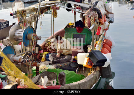 Traditionelles griechisches Fischerboot, Golf von Aegina, in Aqaba Hafen außerhalb Athens Stockfoto