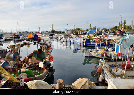 Griechische Hafen mit traditionellen Fischerboote vertäut, Golf von Aegina, in Aqaba Hafen außerhalb Athens Stockfoto