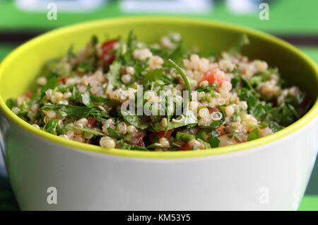 Eine Schüssel mit libanesischen Quinoa tabbouleh. Stockfoto