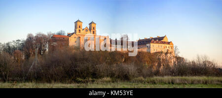 Tyniec in der Nähe von Krakow, Polen. Benediktinerabtei auf den felsigen Klippen im Spätherbst breites Panorama im Abendlicht Stockfoto