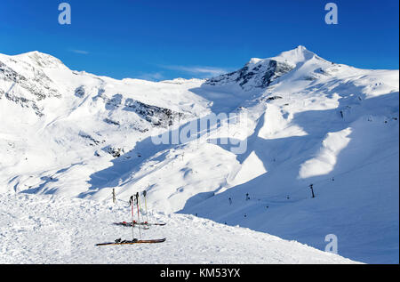 Zwei Paar Ski, Skistöcke, Skiliften und Pisten und Hintertuxer Gletscher Zillertaler Alpen in Österreich bei Sonnenuntergang Licht Stockfoto