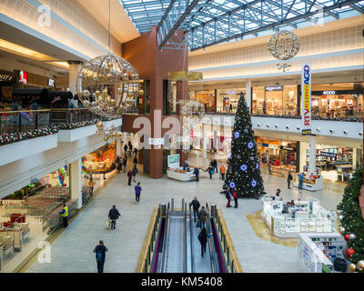 Weihnachtsdekoration, Weihnachtsbaum und Menschen einkaufen in mehrstufigen moderne SB-Warenhaus bonarka in Krakau, Polen Stockfoto