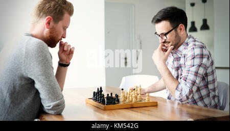 Zwei junge Mann spielt Schach Stockfoto