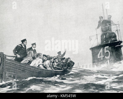 Die Bildunterschrift für dieses Foto, die Daten bis um 1916 lautet: Britische Seeleute, ihre Cruiser sank, sind mit einem eigenen U-Booten abgeholt. Das Foto nimmt eine Szene im Ersten Weltkrieg. Stockfoto