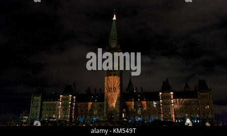 Northern Lights, Ton- und Licht Show center Block des kanadischen Parlaments Gebäude beleuchten als Teil des 150-jährigen Jubiläum Kanadas. Stockfoto
