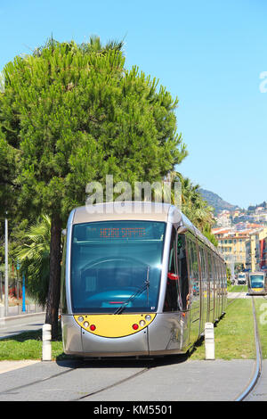 Nizza, Frankreich - 22. Juni 2016: moderne Straßenbahn in die Innenstadt von Nizza Stockfoto