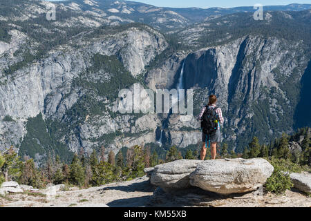 Frau blickt über Yosemite Tal im Sommer Stockfoto