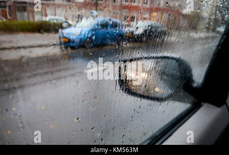 Regentropfen bei Regenwetter auf dem Fenster eines Autos Stockfoto