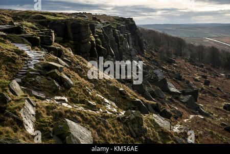 Moody Winter Bedingungen am Stanage Edge im Peak District Nationalpark, Derbyshire, England. Stockfoto