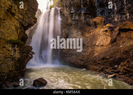 Wasserfall in der Johnston Canyon, Banff National Park, Kanada Stockfoto