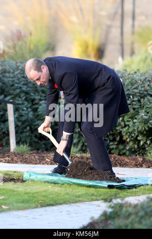 Der Duke of Cambridge pflanzt einen Kirschbaum im Gedenkgarten der Metropolitan Police, um seinen Besuch zu feiern, bei dem er an der Metropolitan Police Service Passing Out Parade teilnahm, um die Graduierung von 182 neuen Rekruten an der Met's Police Academy in Hendon zu feiern. Mit: Duke of Cambridge, Prince William Wo: London, Großbritannien Wann: 03. November 2017 Credit: John Rainford/WENN.com Stockfoto