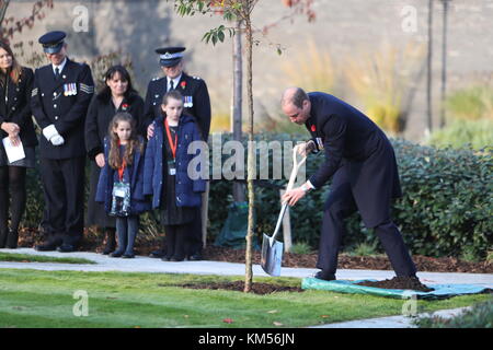 Der Duke of Cambridge pflanzt einen Kirschbaum im Gedenkgarten der Metropolitan Police, um seinen Besuch zu feiern, bei dem er an der Metropolitan Police Service Passing Out Parade teilnahm, um die Graduierung von 182 neuen Rekruten an der Met's Police Academy in Hendon zu feiern. Mit: Duke of Cambridge, Prince William Wo: London, Großbritannien Wann: 03. November 2017 Credit: John Rainford/WENN.com Stockfoto